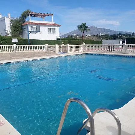 Refugio Acogedor Con Piscina アパート エステポナ